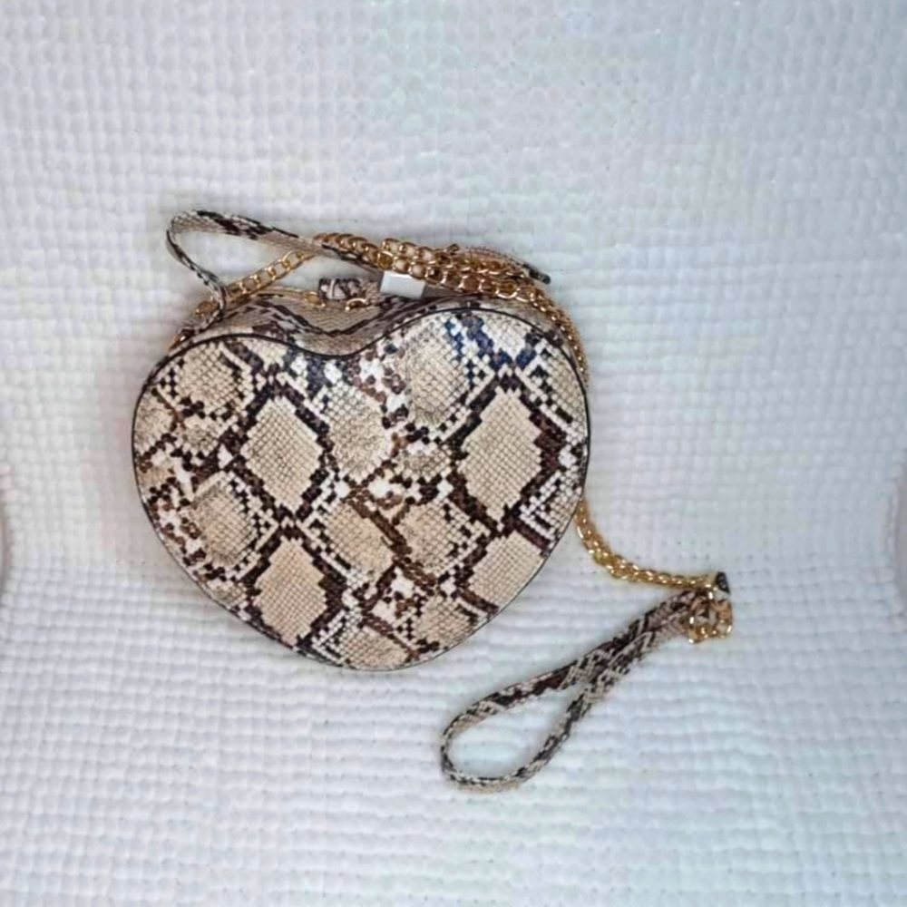 *** LAST ONE***SNAKE SKIN HEART SHAPED PURSE - Picture 2 of 5